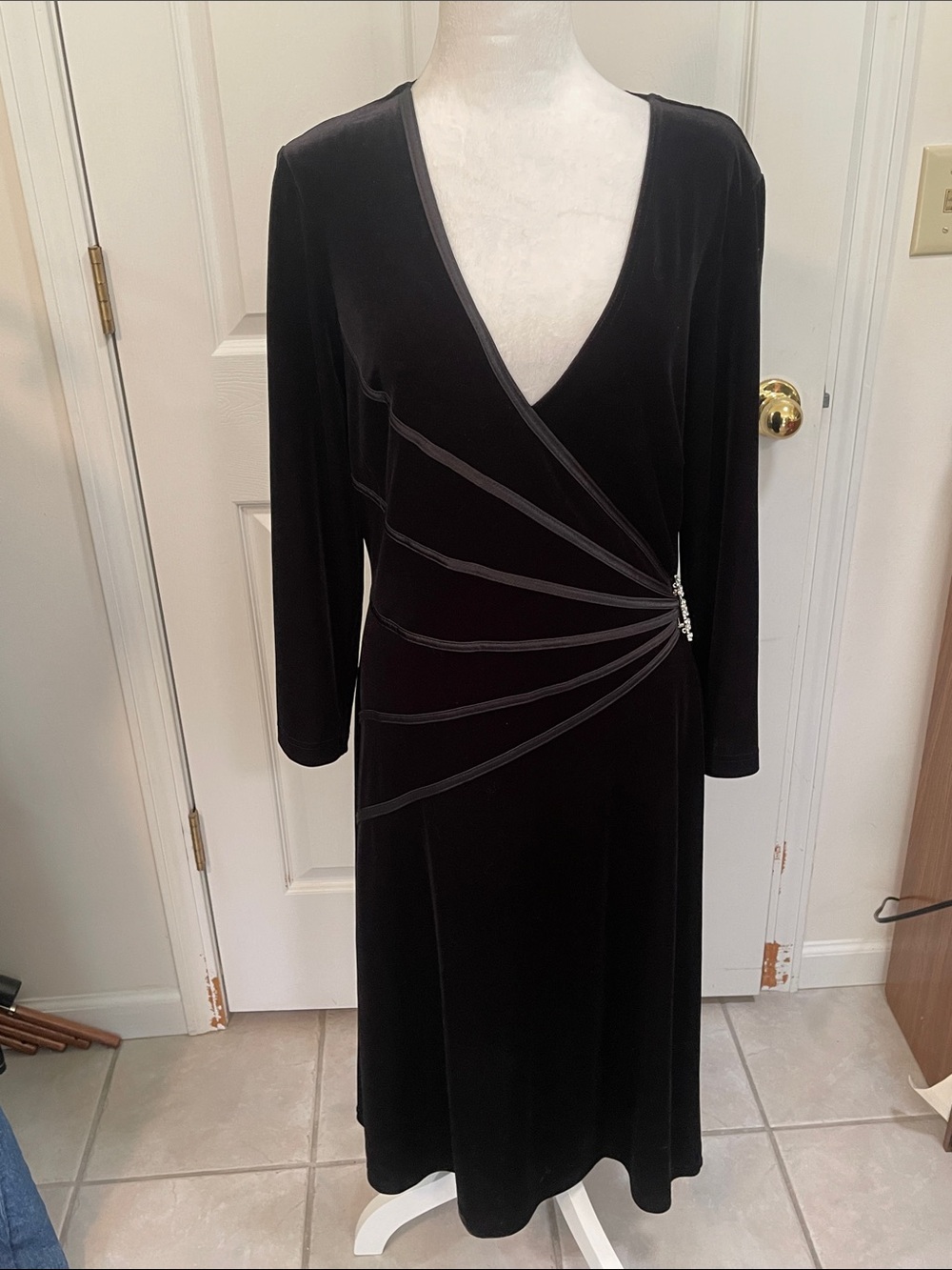 connected apparel Black Velvet Faux-Wrap Long Sleeve Dress. Size 14